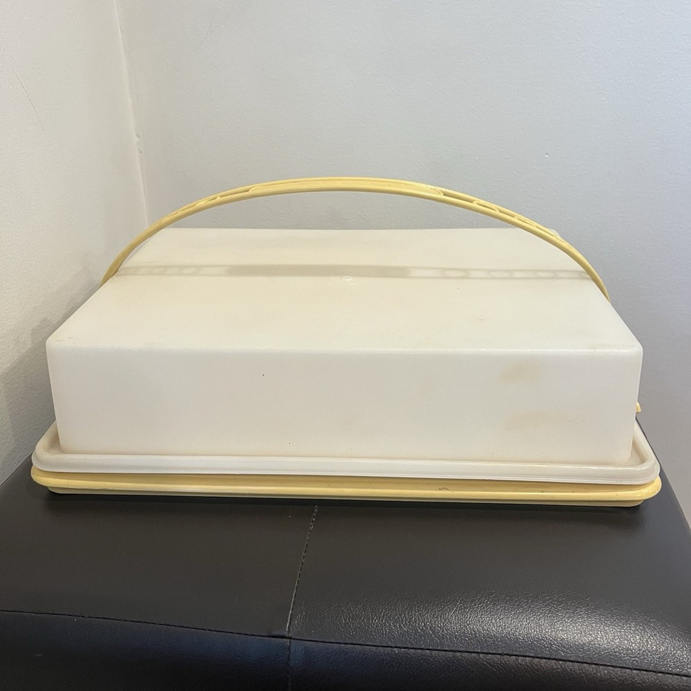 Vintage Tupperware Rectangular Cake Carrier Harvest Gold with Handle 9x13